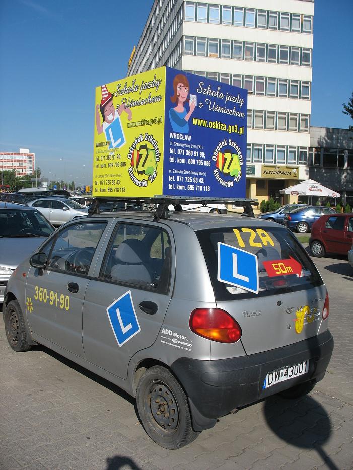 Reklama na dachu samochodu